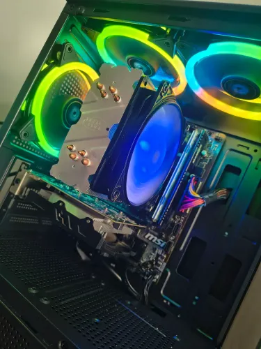 Pc gamer Ryzen 5 1600+16 gigas ddr4 2x8+rx 550 4 gigas