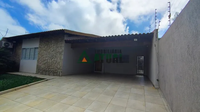 CASA MOBILIADA COM 4 QUARTOS SENDO DUAS SUÍTES A VENDA NA REGIAO LESTE DE LONDRINA.