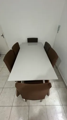 Vende se a mesa de Jantar Com 6 cadeiras
