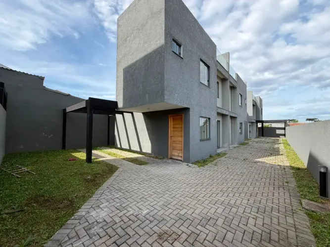 Sobrado para venda possui 94 metros quadrados com 3 quartos em Cachoeira - Curitiba - PR