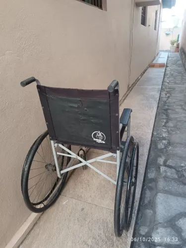 Cadeira de Roda básica cor cinza apoio preto, Boa para uso