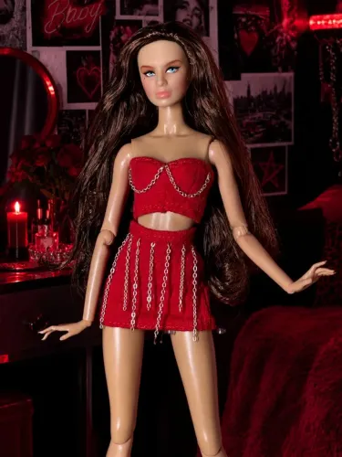 roupinha de barbie vermelha com correntes