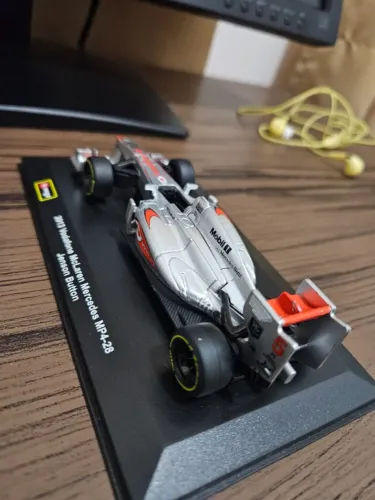 Fórmula 1 Mclaren Mercedes MP4-28 Jenson Button 1:32_ Bburago