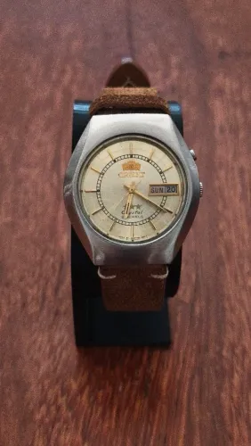 Relógio Orient Automático Vintage Amarelo Dourado detalhes circular