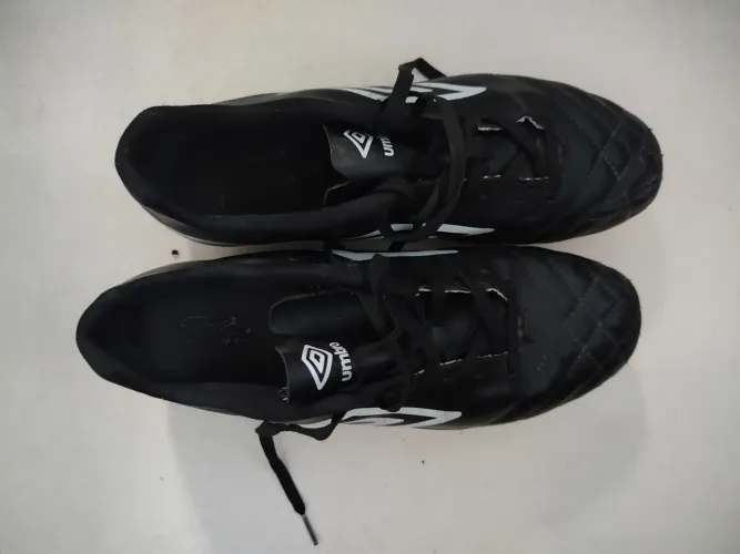 Chuteira umbro número 43