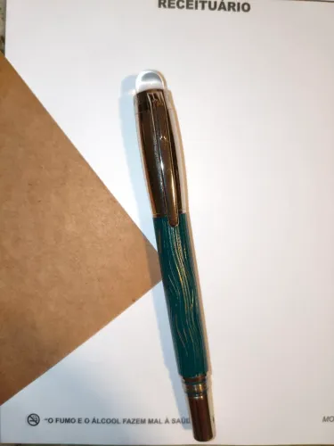 Caneta tinteiro em metal verde