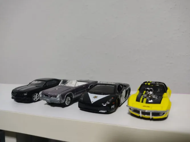 LOTE COM QUATRO MINIATURAS DE CARROS