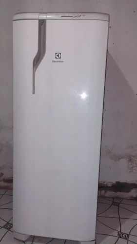 Geladeira Electrolux Cycle Defrost 240L Degelo