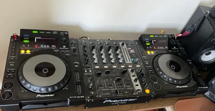 Par CDJ 900 e Mixer DJM 700 