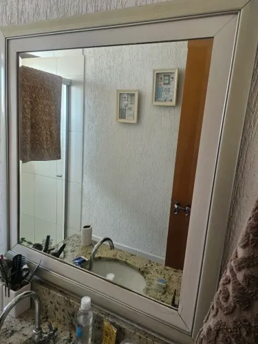 Espelho com moldura O espelho tem 80cm de largura x 85cm de altura