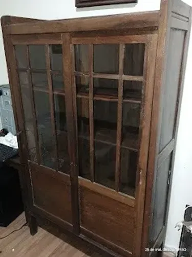 Cristaleira vidro-madeira, com 02 portas de correr, prateleiras removíveis. 1,50 x 90 x 36