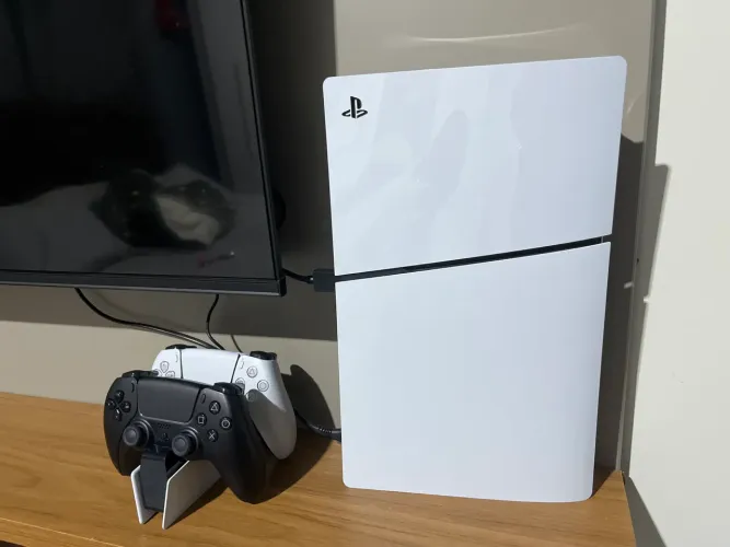 ps5 semi novo 3 meses de uso com documento e tudo.