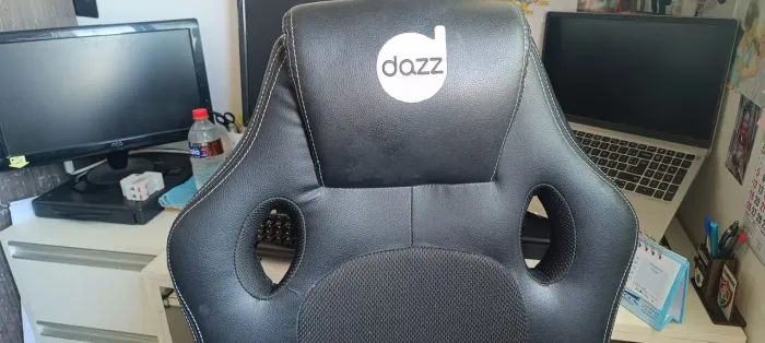 Poltrona de escritório estilo gamer marca Elite, modelo Dazz, com apoio de cabeça.