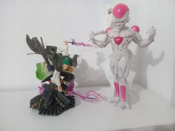 Acition figure do zoro e do freeza 