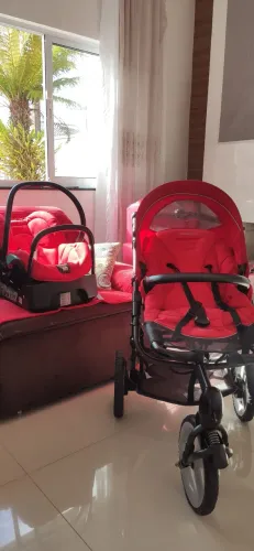 Carrinho de bebê com bebê conforto