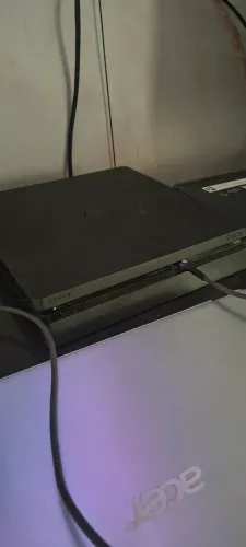 PS4 com 3 controles e 07 Blue-ray de Games