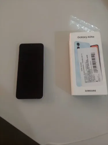 Celular Samsung A04 com pequeno trincado na tela e marcas de uso semi novo! Sem carregador