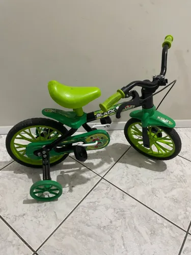 Bicicleta na cor verde