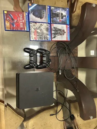 Sony Playstation 4 Slim 500gb + 2 Controles, 1 não funciona + 5 Jogos