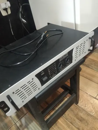 Amplificador newpro funcionando apenas um canal,vendo.