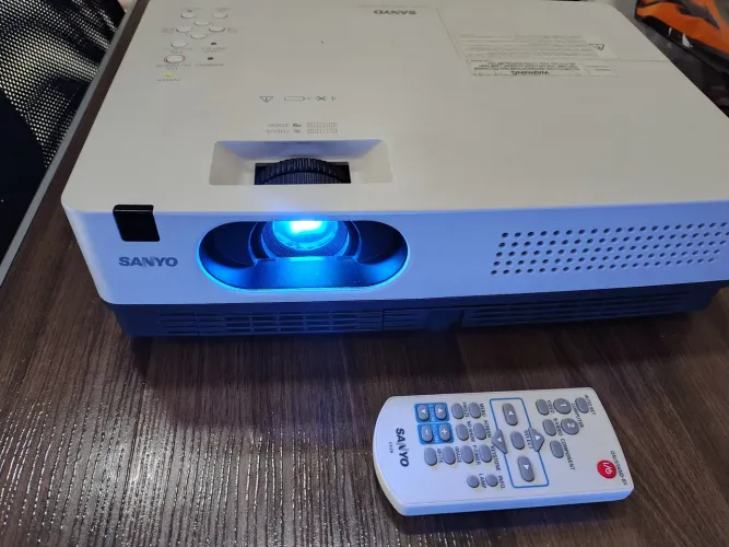 Projetor datashow Sanyo XGA Mod. PLC - XW200