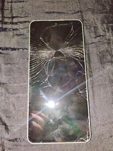 Redmi 13 usado funcionando com problema na bateria e tela trincada