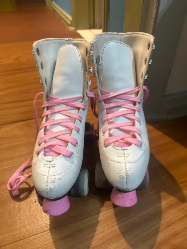 Patins 4 rodas retrô branco e rosa.  Tamanho 35 (aproximadamente)