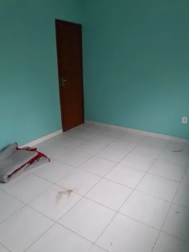 Casa com duas lojas em baixo