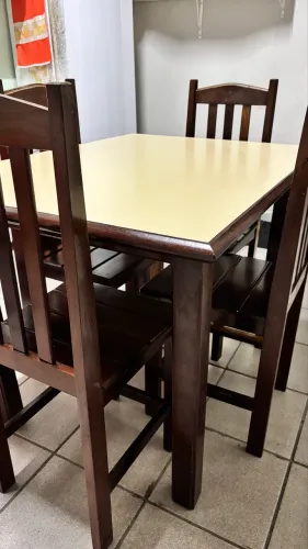 Conjunto de mesa e cadeiras, Madeira.