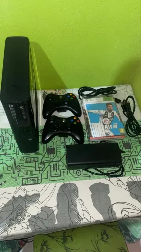 Vendo Xbox 360 Super Slim desbloqueado LT 3.0+, 4 jogos, 2 controles e todos os cabos