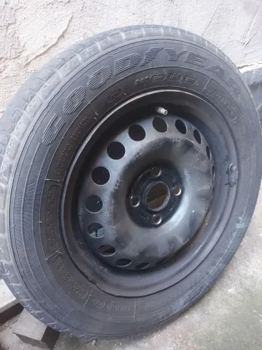 Roda aro 14 de ferro conservada