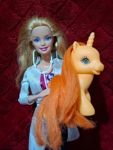 Barbie veterinaria+1 unicórnio junto
