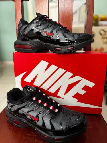 Tênis Nike Air Max Plus 3 Preto e Vermelho - Tamanho 43