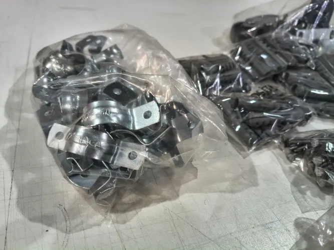 Kit de itens como Parafusos, buchas, discos de desbastes e outros