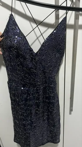 vestido curto azul de paetê para festa