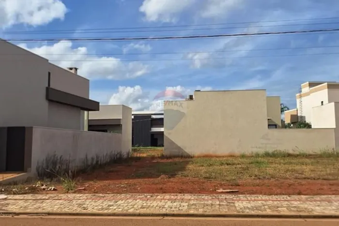 "Terreno Ideal com 400m² no Condomínio Royal Boulevard"