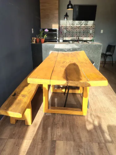 Mesa de madeira maciça com banco
