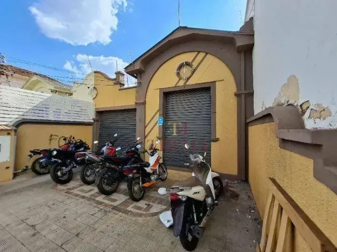 Ponto comercial para locação no Centro de Piracicaba com 5 ambientes e ótima localização.