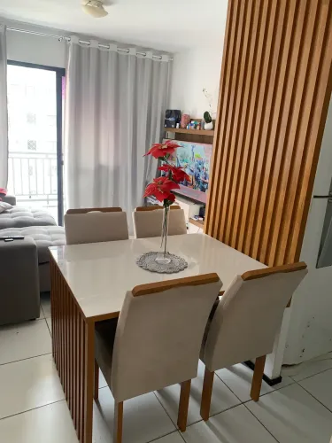 Mesa de jantar com painel ripado