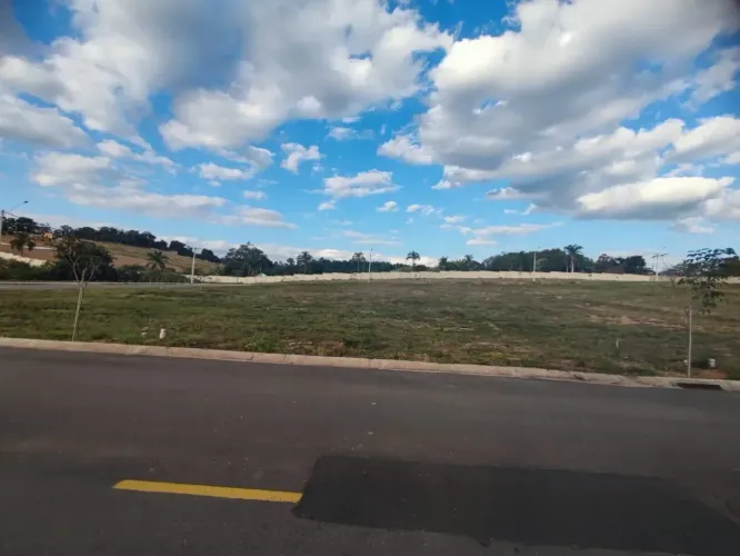 Excelente Terreno à venda com 390 metros no Condomínio Poema.