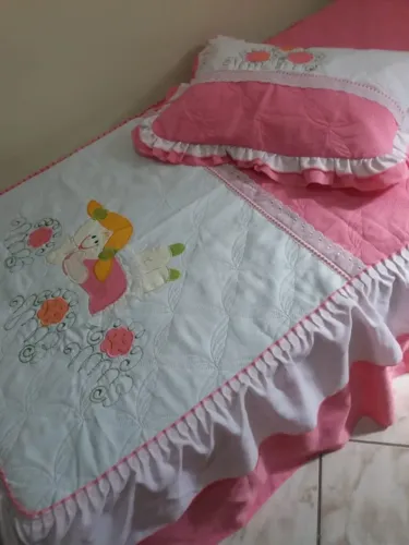 COLCHA INFANTIL E PORTA-TRAVESSEIRO ACOLCHOADA COM BORDADO APLICADO E COM BABADO - SEMINOV