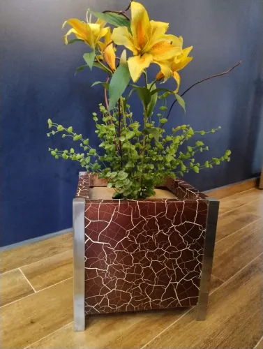 Lindo Cachepó com Lírio Amarelo Artificial