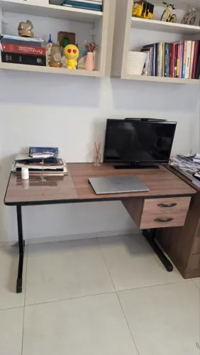 Escrivaninha, mesa de escritório com pés de ferro e tampo em MDF, 2 gavetas.