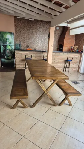 mesa com dois bancos