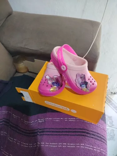 Vendo está sandália infantil
