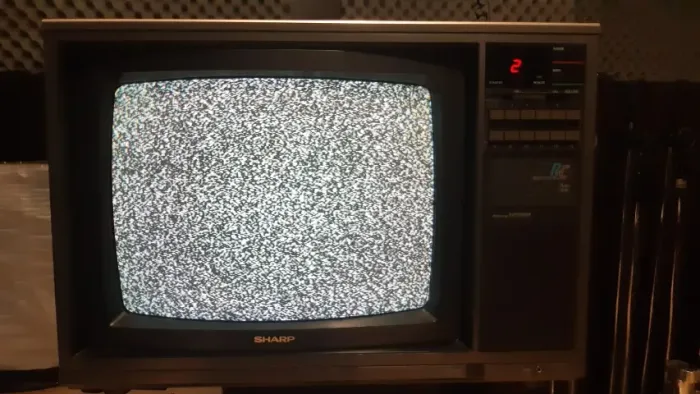 TV Sharp Modelo: C-1665 B - Funcionando - madeira em ótimo estado