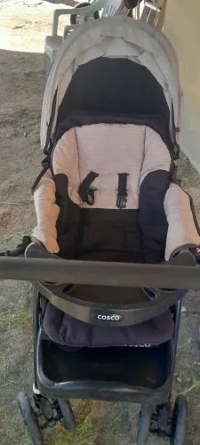 Carrinho de bebê marca Cosco