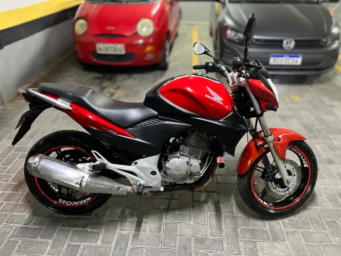 Moto Honda CB 300 Vermelhas