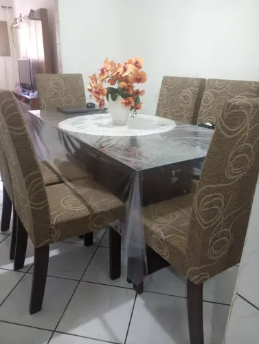 Mesa com 6 cadeiras