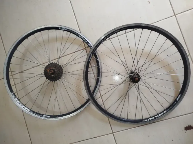 Par de aro 26 Vzan + coroa e cubos em ótimo estado de uso